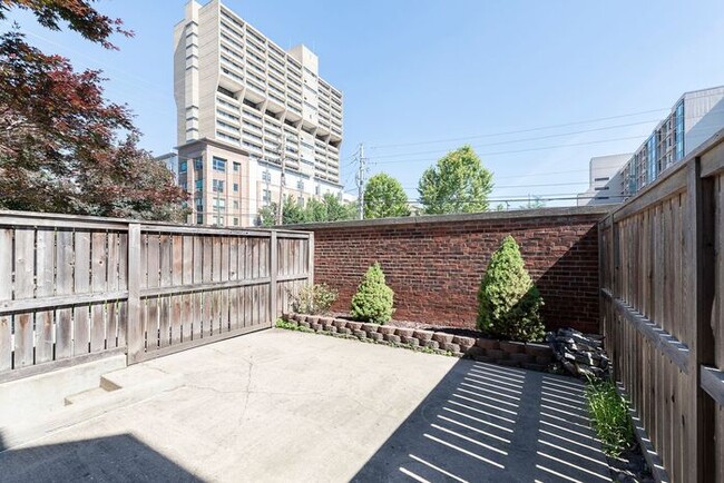 Building Photo - Spacious Updated 2 Bedroom Townhome in Bea...