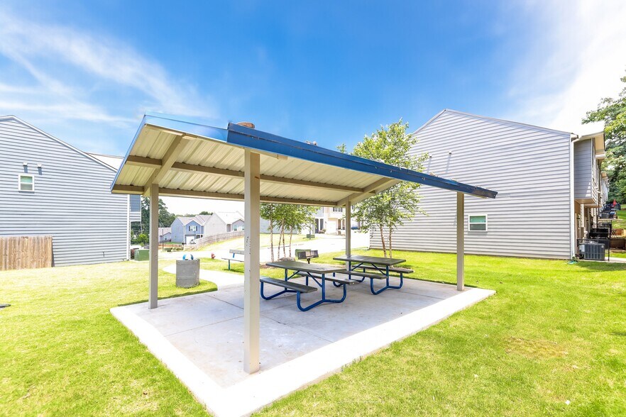 Building Photo - 404 Highwood Ln