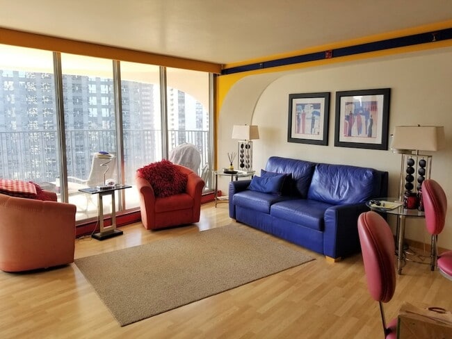 Building Photo - 300 N State St