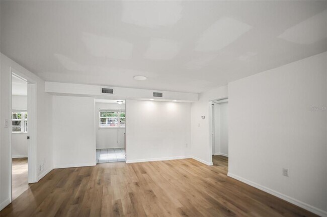 Building Photo - 2955 Bay View Dr