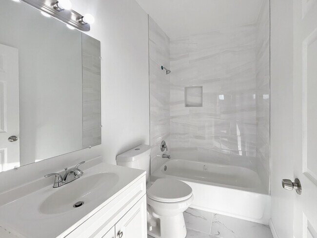 Building Photo - 1572 Carswell St