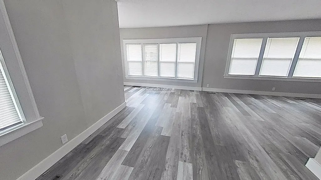 Building Photo - 529 E Victoria St