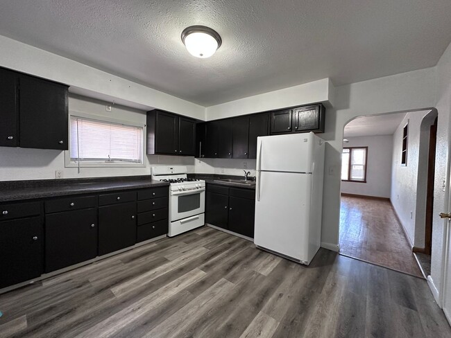 Building Photo - 2 Bedroom house with 1 car attached garage $825 per month