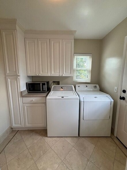 Building Photo - 8640 Ardendale Ave