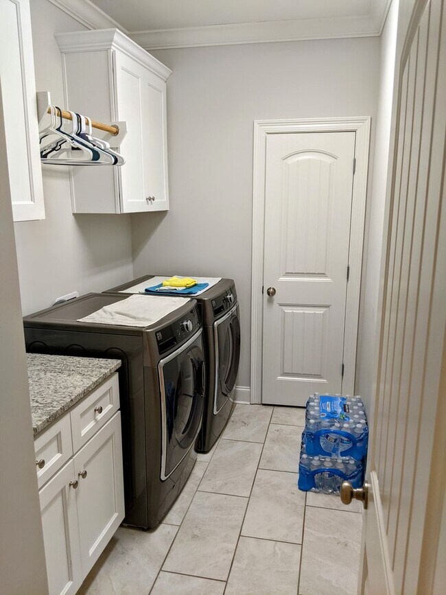 Building Photo - Wake up on Sleepy Brook Rd!