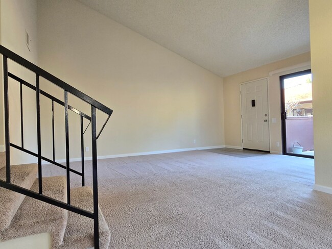 Building Photo - Spacious Top Floor Condo with Washer/Dryer...