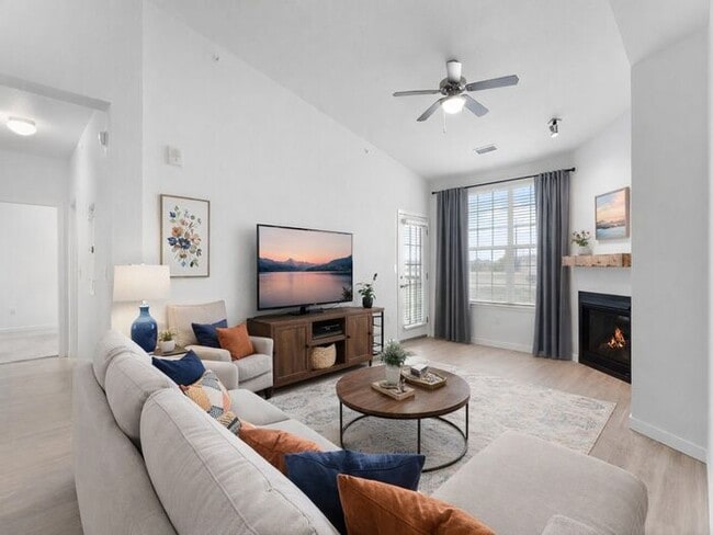 Building Photo - 2BR Condo w/ Fireplace, In-Unit Laundry & A/C in Parker