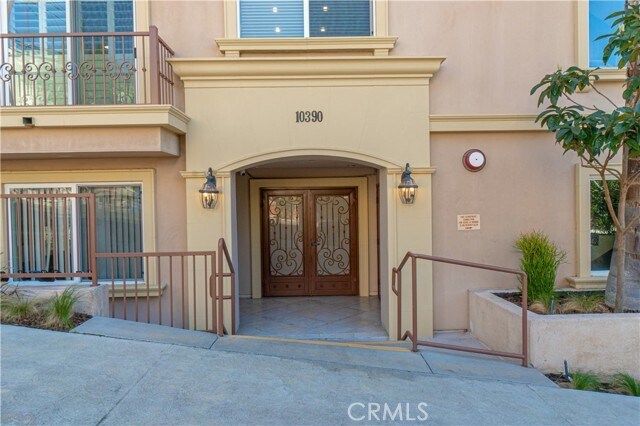 Building Photo - 10390 La Grange Ave
