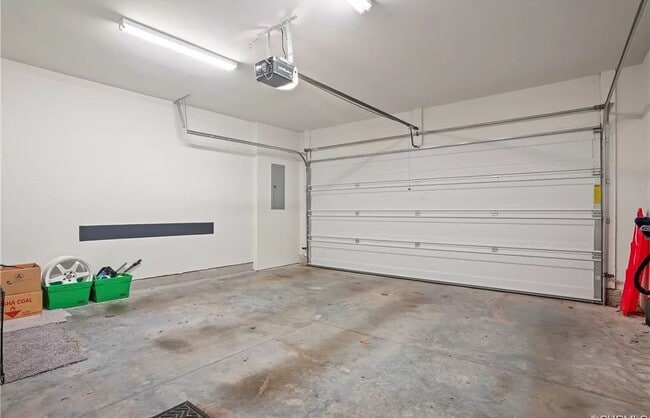 Building Photo - 3 Bedroom Townhouse with 2 Car Garage