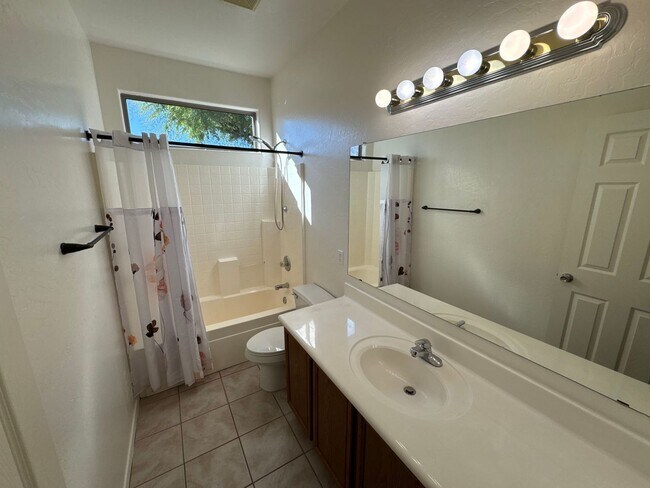 Building Photo - 1522 E Ebony Pl