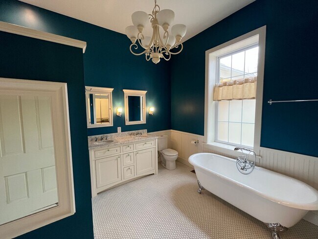 Building Photo - Premium location!  Downtown 3BR 2.5BA with 2 car garage