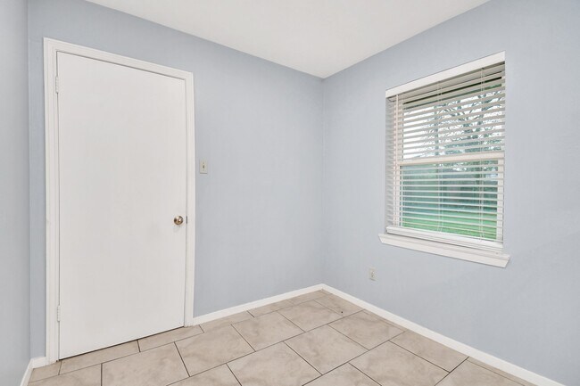 Building Photo - 8022 Sharpview Dr