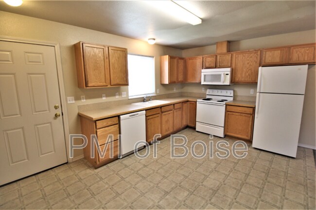 Building Photo - 1031 E Iowa Ave