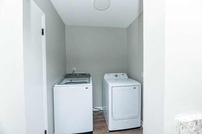 Building Photo - Charming and Spacious Home