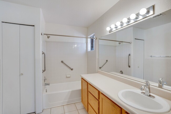 Building Photo - Beautiful, Clean 3Bdrm, 2ba home on East s...