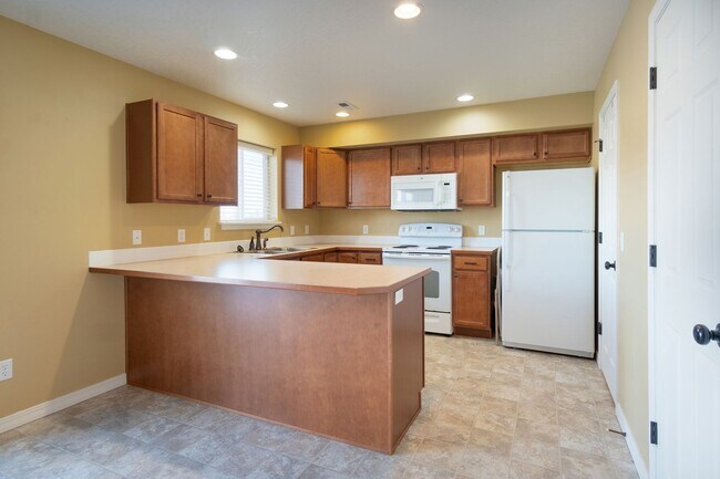 Building Photo - 3 Bedroom, 2 bathroom townhouse on Sunnyside Hill!