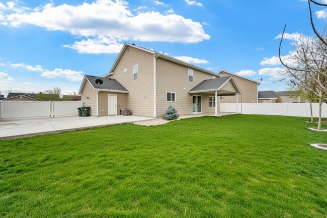 Building Photo - 1860 E Adelaide Dr