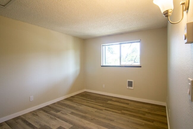 Building Photo - Get $500 OFF + $500 Gift Card Top Floor 2-Bed in Multnomah Village Ready Now!