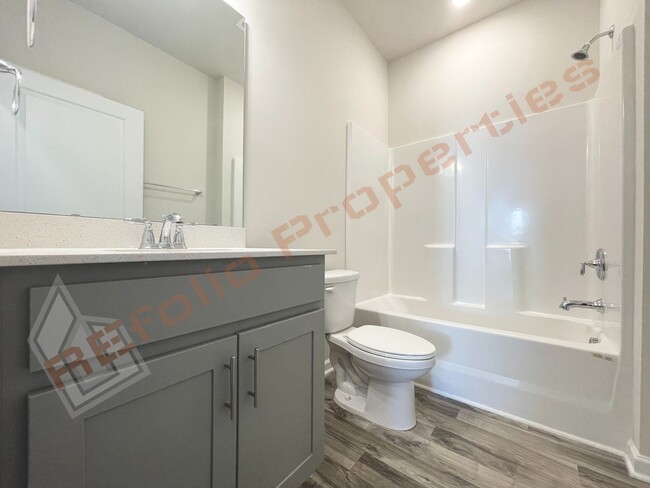 Building Photo - Beautiful 4 Bedroom 2.5 Bathroom Home w/ G...