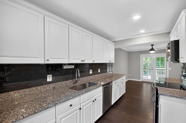 Building Photo - Well maintained, Bright & Spacious 3 BR/3.5 BA Townhome w/ Parking & Private patio - Pets Welcome!