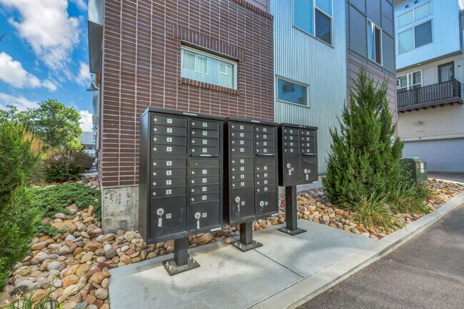 Building Photo - 8711 E Hampden Ave