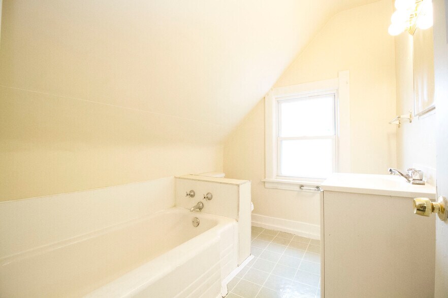 Building Photo - 830 Homer Ave