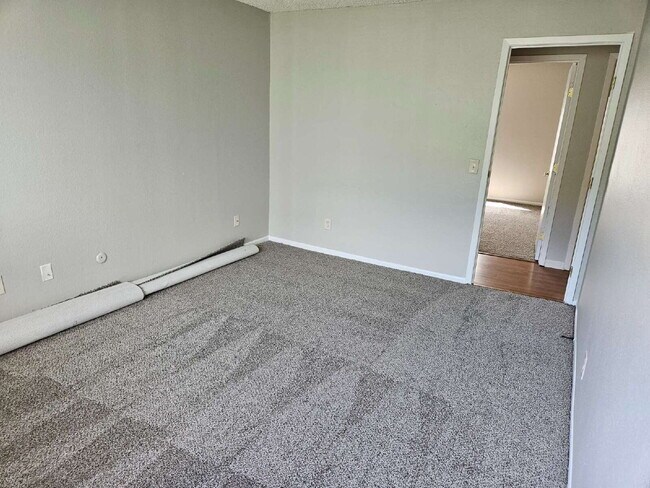 Building Photo - Spacious 3 Bedroom End Unit Townhome Close To Everything!