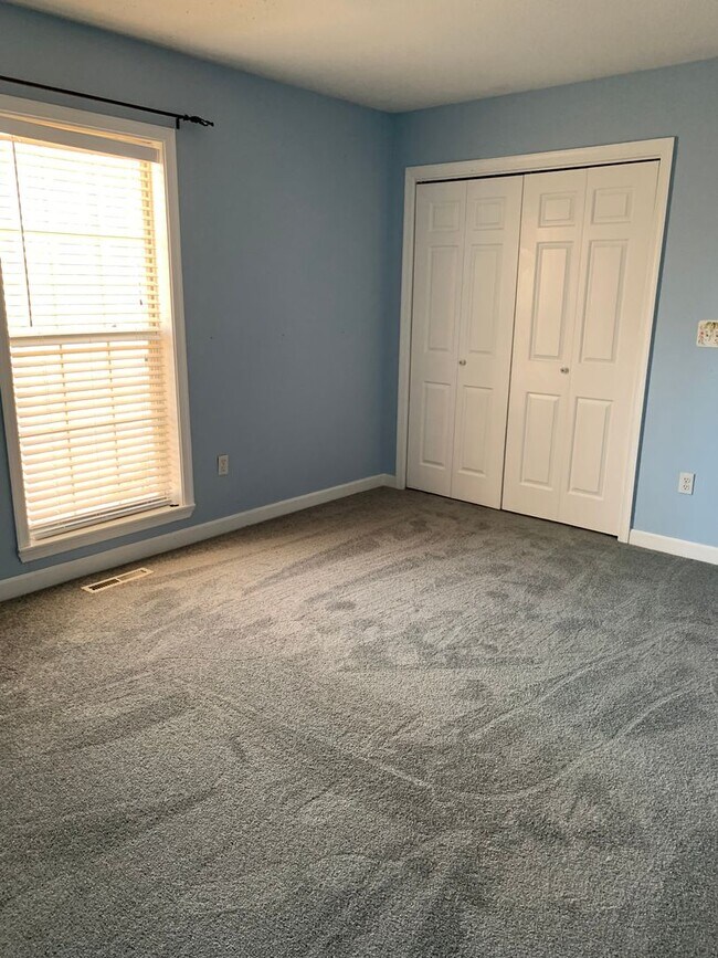Building Photo - Amazing 4 Bedroom, 3 Bath Home With 2 Kitc...