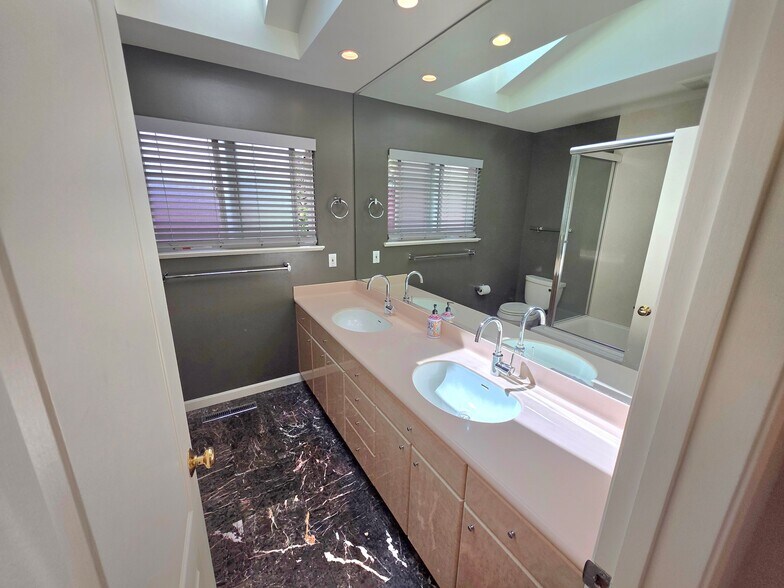 Building Photo - 29 Thorndale Pl