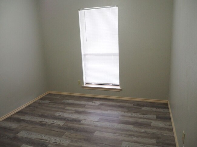 Building Photo - 924 Summer Trail