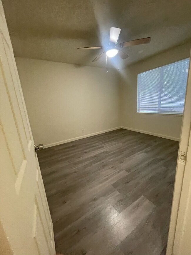 Building Photo - gemini1013/1015 - 8.5/$450/10 - B