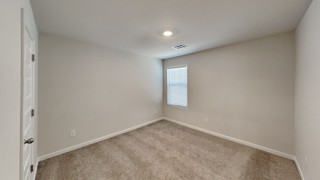 Building Photo - Beautiful and Spacious 4 Bedroom Home in M...
