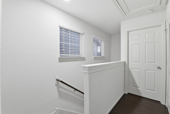 Building Photo - 3209 Clearview Cir