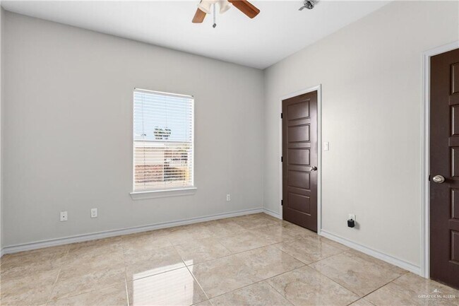 Building Photo - 1201 E Daffodil Ave