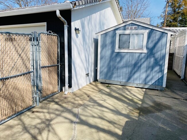 Building Photo - 2329 Moraine Cir