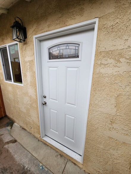 entrance door - 10614 Amestoy Ave