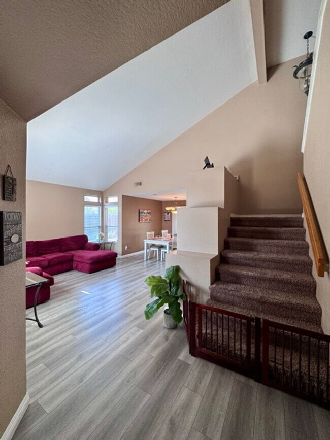 Building Photo - Beautiful 4 Bedroom Pool Home with Solar i...