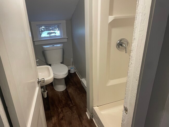 Building Photo - 633 Main St