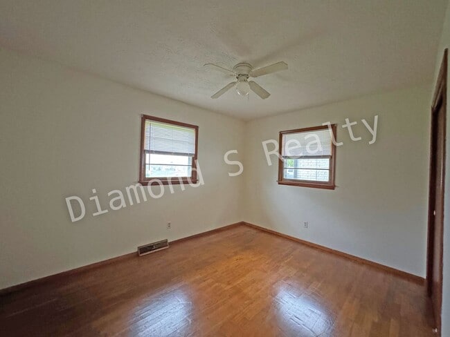 Building Photo - Great Location - 3 Bedroom/1 Bath Home for...
