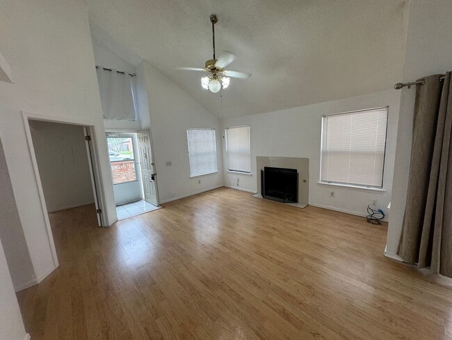 Building Photo - 3 bedroom, 2 bath 2 car garage home for re...