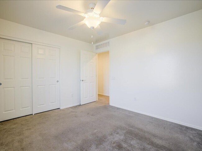 Building Photo - 4 Bedroom, 2.5 Bath COMMUNITY POOL!