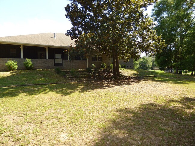 Building Photo - Custom-Built 3-Bedroom Home