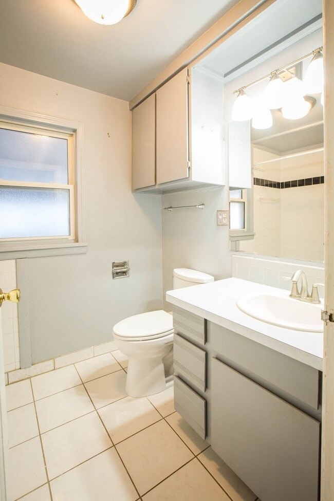 Building Photo - Centrally located single family home 2 bed...