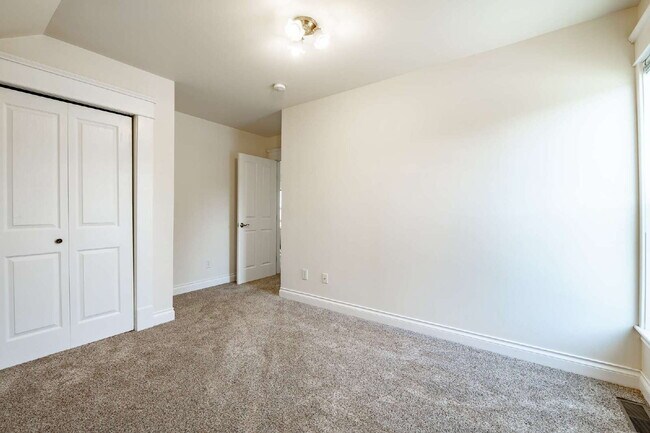 Building Photo - Charming, Spacious 5-Bedroom Home in York ...