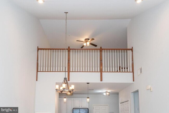 Building Photo - 300 W Elm St