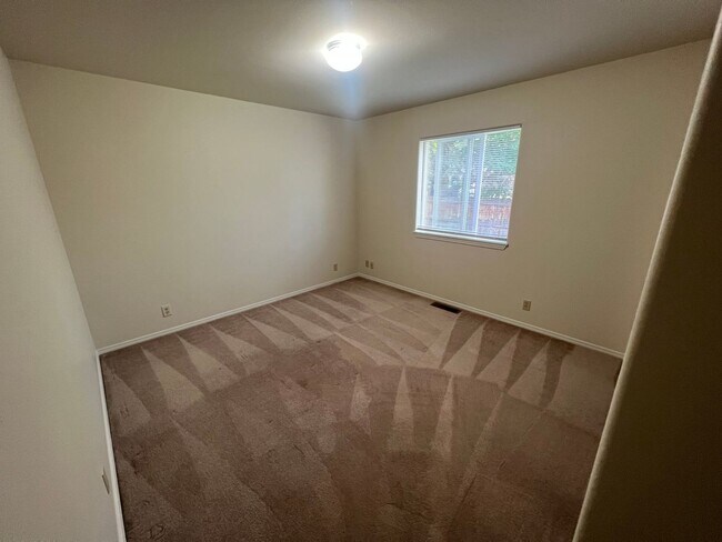 Building Photo - NE Bend 3 Bed/2 Bath Single Family Home - ...