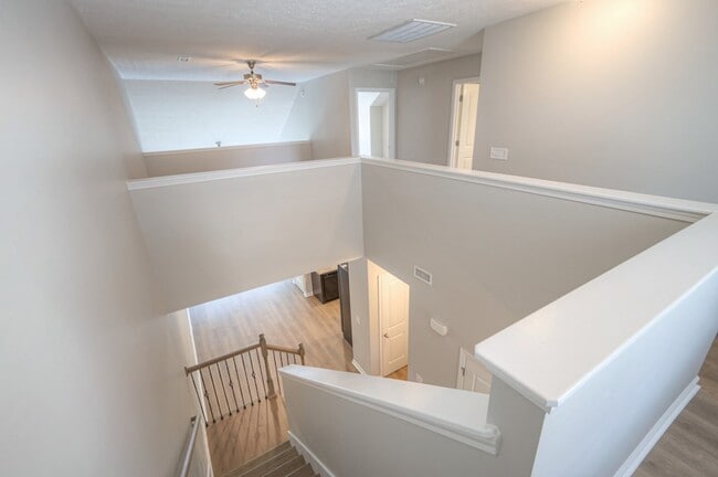 Building Photo - 911 Dahlia Dr