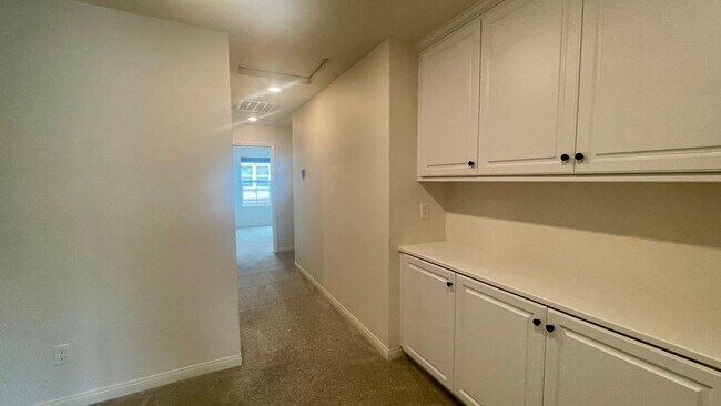 Building Photo - 3 Bdrm, 2.5 Ba Townhouse w/2 Car Attached Garage Available For Rent