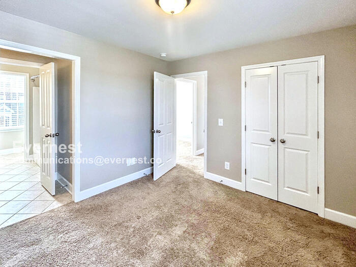 Building Photo - 744 Westcott Ln