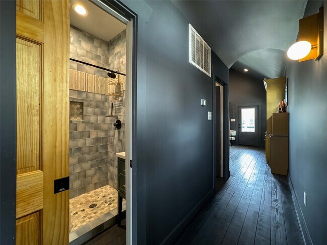 Building Photo - 1208 32nd St